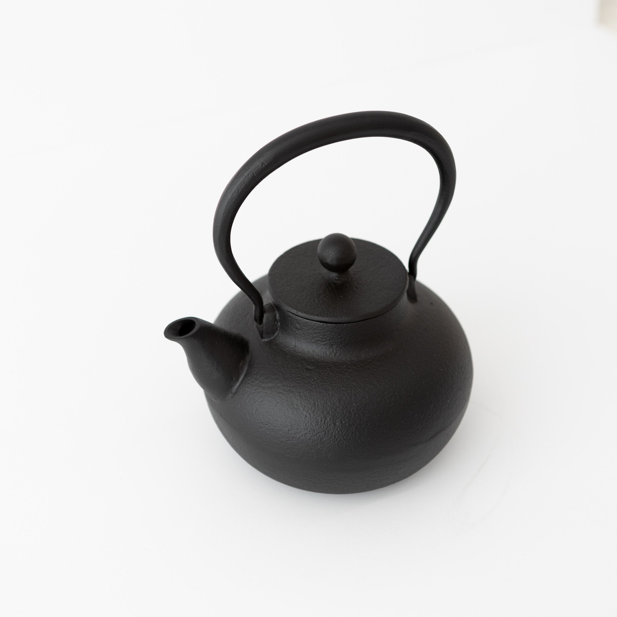 http://shop.tortoisegeneralstore.com/cdn/shop/products/iron-nambu-tekki-kettle-ts422-143239.jpg?v=1626481961