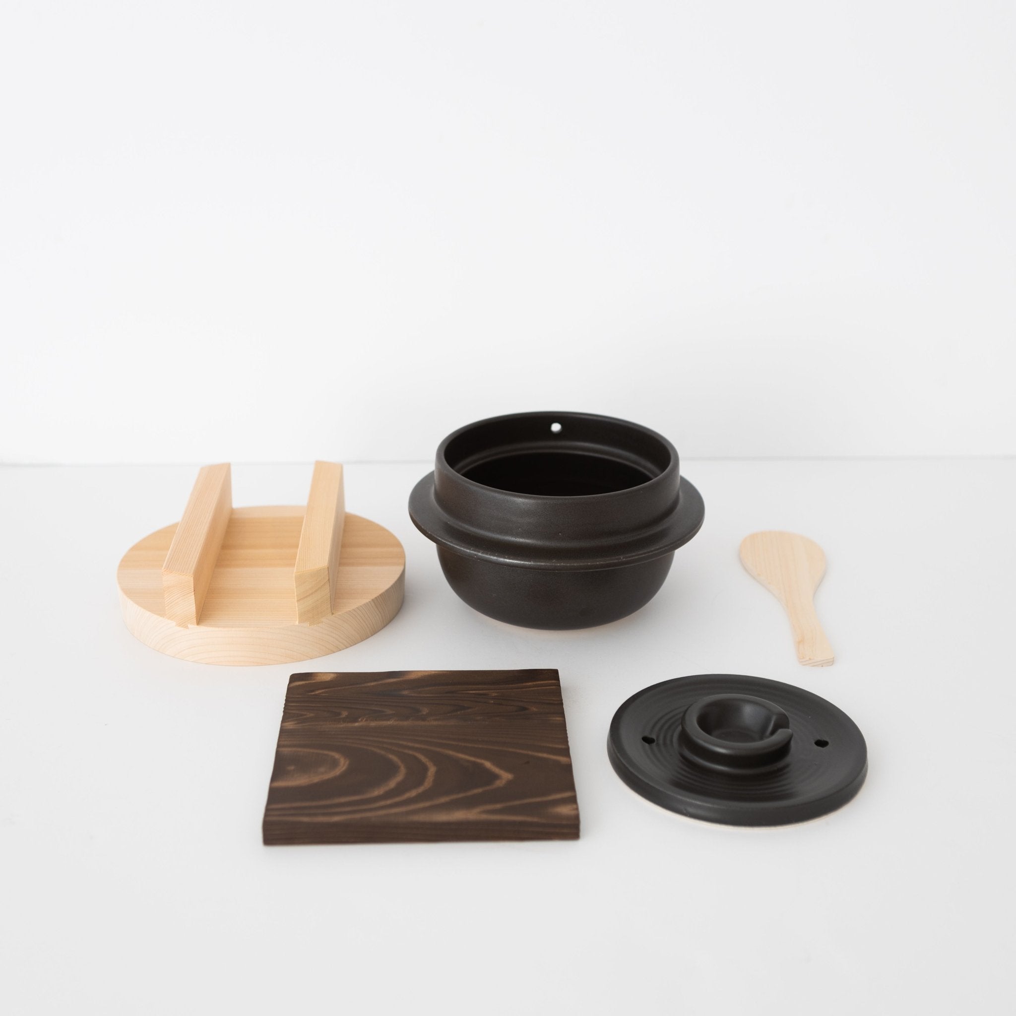 http://shop.tortoisegeneralstore.com/cdn/shop/products/suzuki-co-rice-cooker-with-spatula-wooden-lid-trivet-303112.jpg?v=1644821026