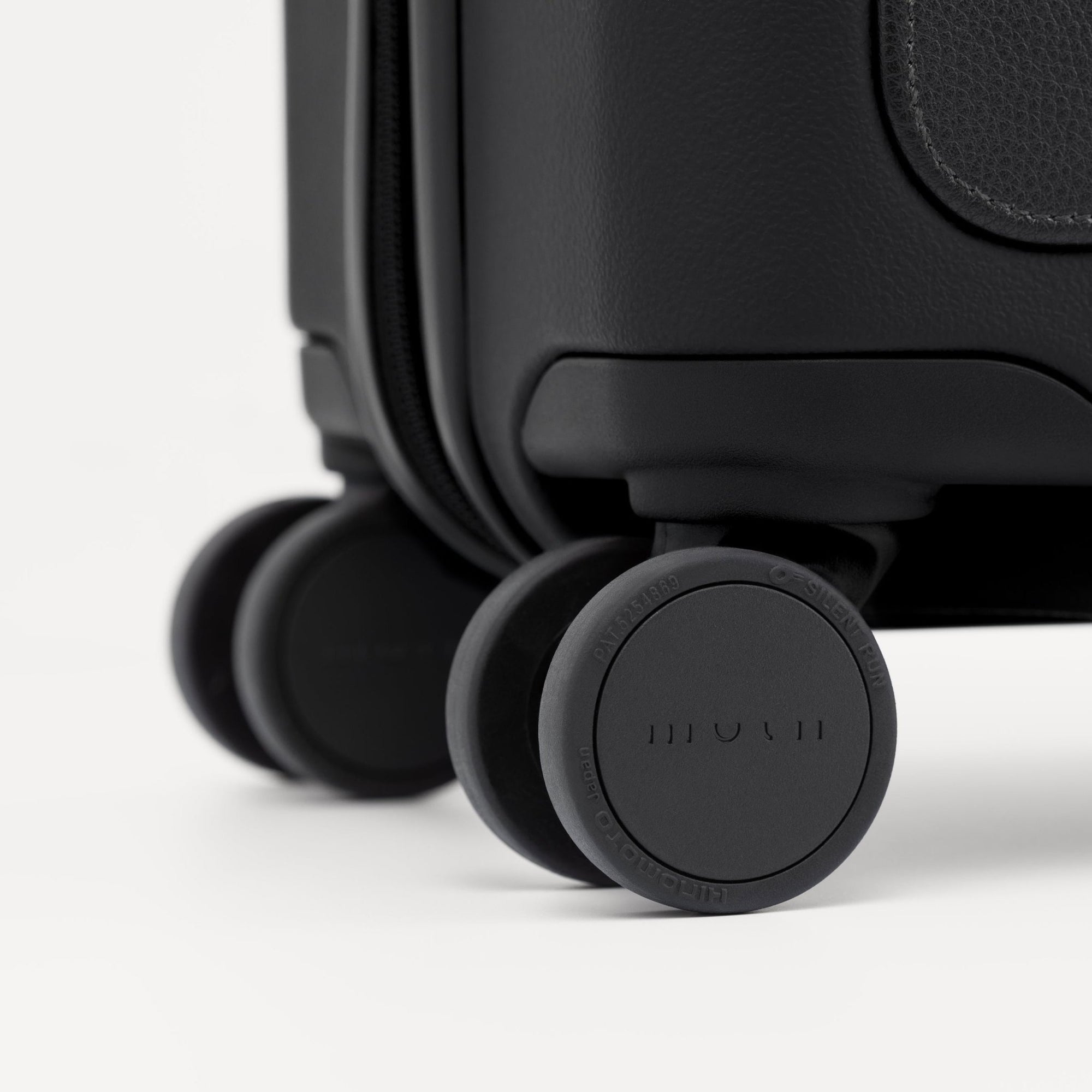 Moln Suitcase - Large - Obsidian | Tortoise General Store