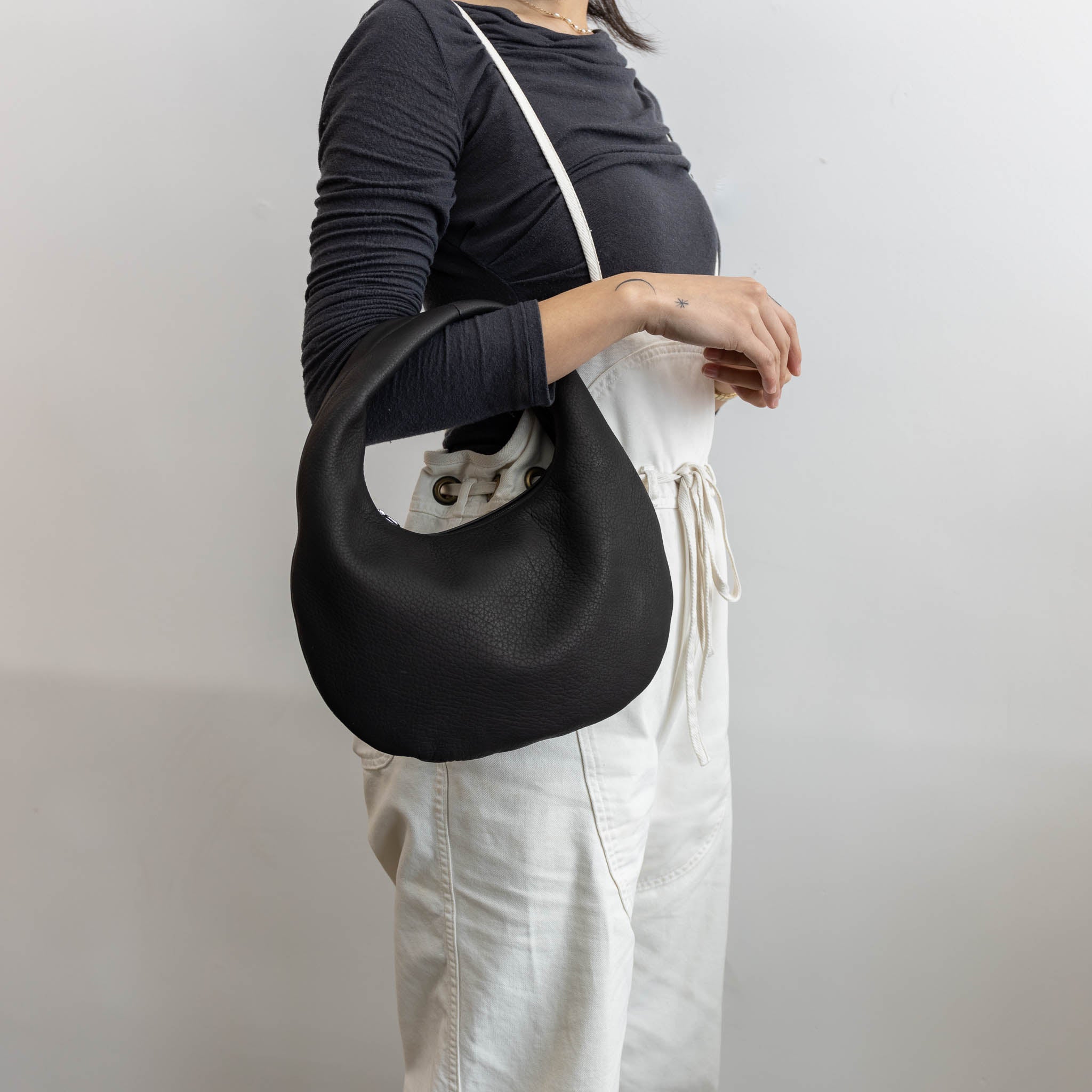 Aeta Deer Leather Round One Shoulder Bag Medium DA59 | Tortoise