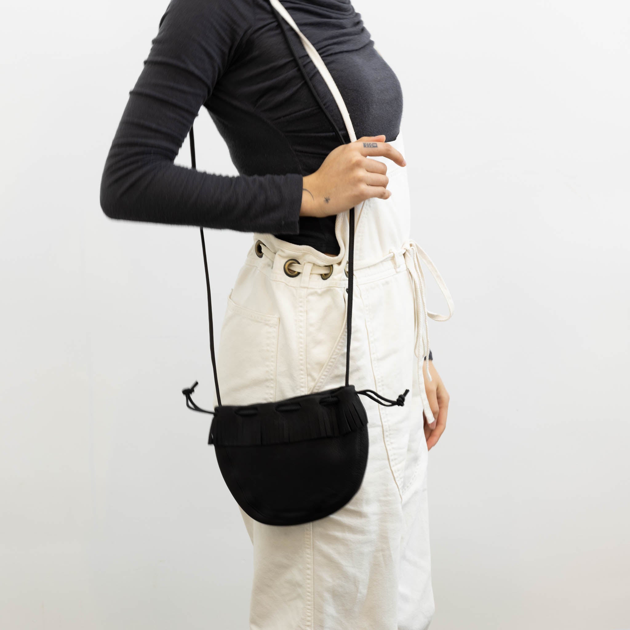 Aeta Fringed Shoulder Bag (DA66) in Black & White | Tortoise General Store